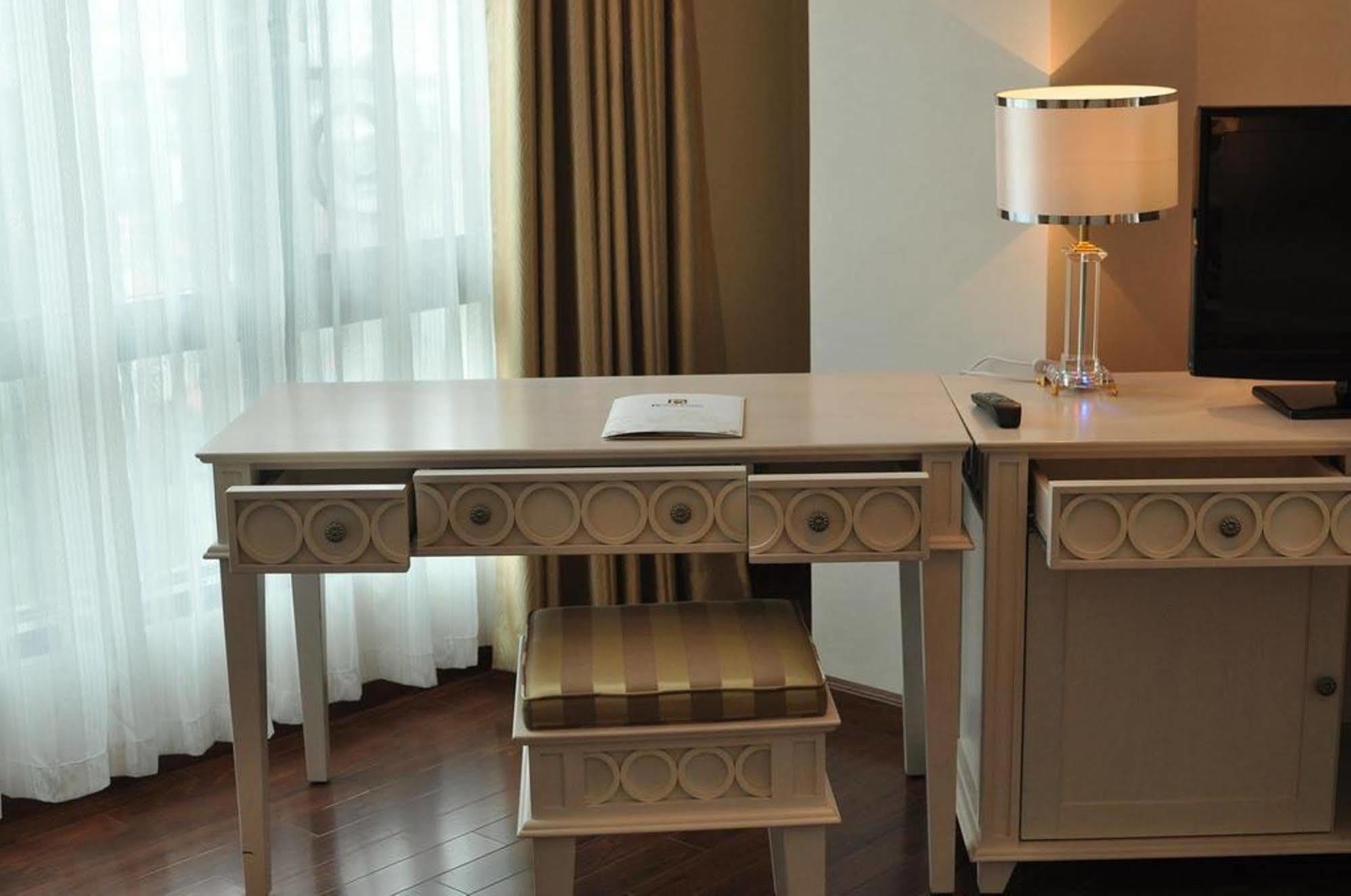 Royal Gate Hotel Hanoi Buitenkant foto