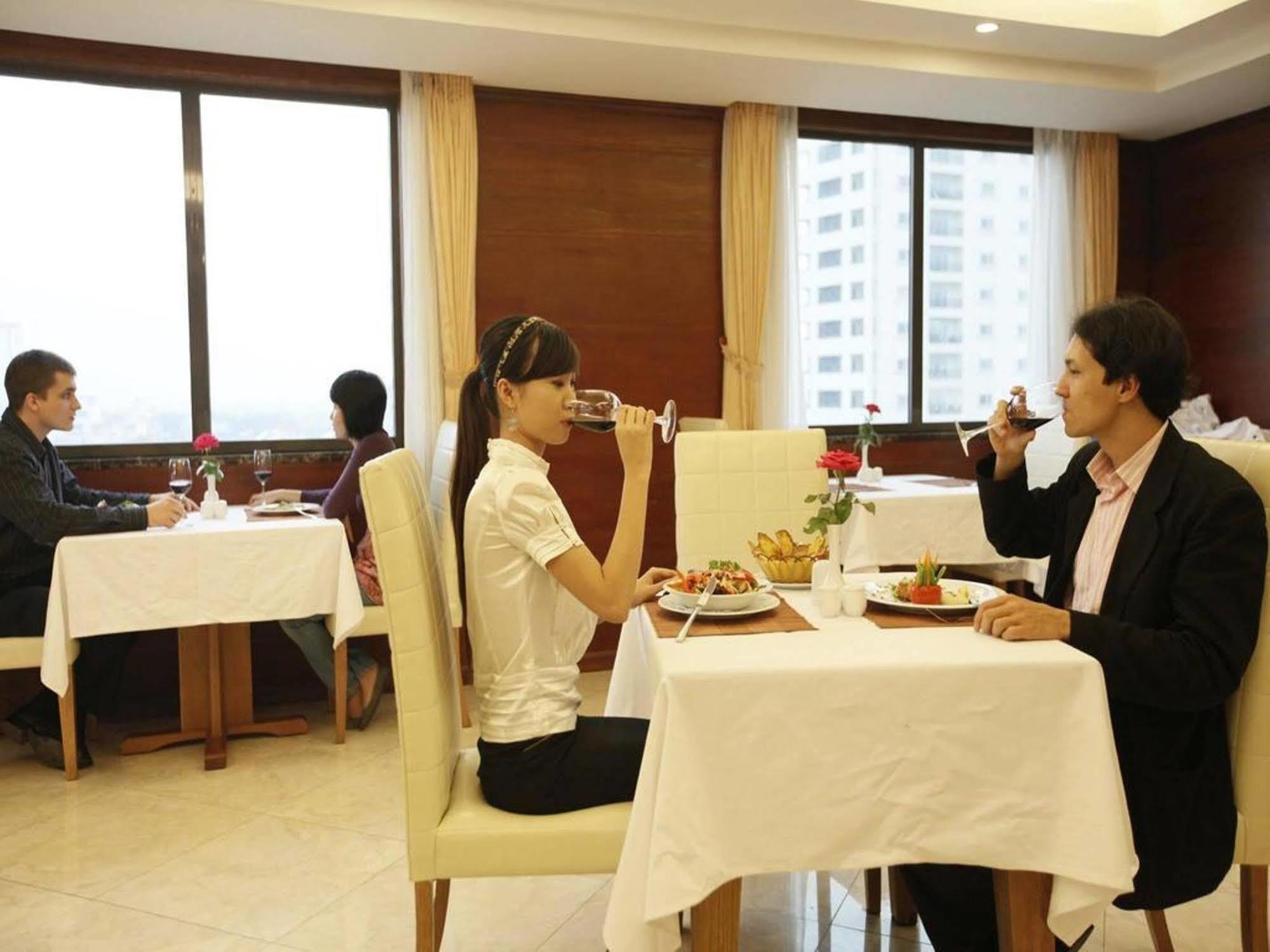 Royal Gate Hotel Hanoi Buitenkant foto